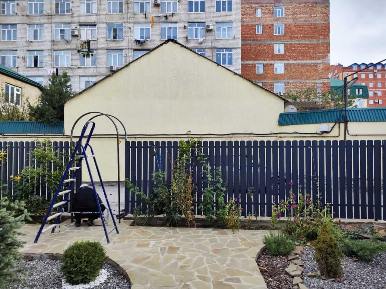 Забор из металлоштакетника RAL7024/7024 Серый Графит двусторонний матовый фото 4 в Джанкое