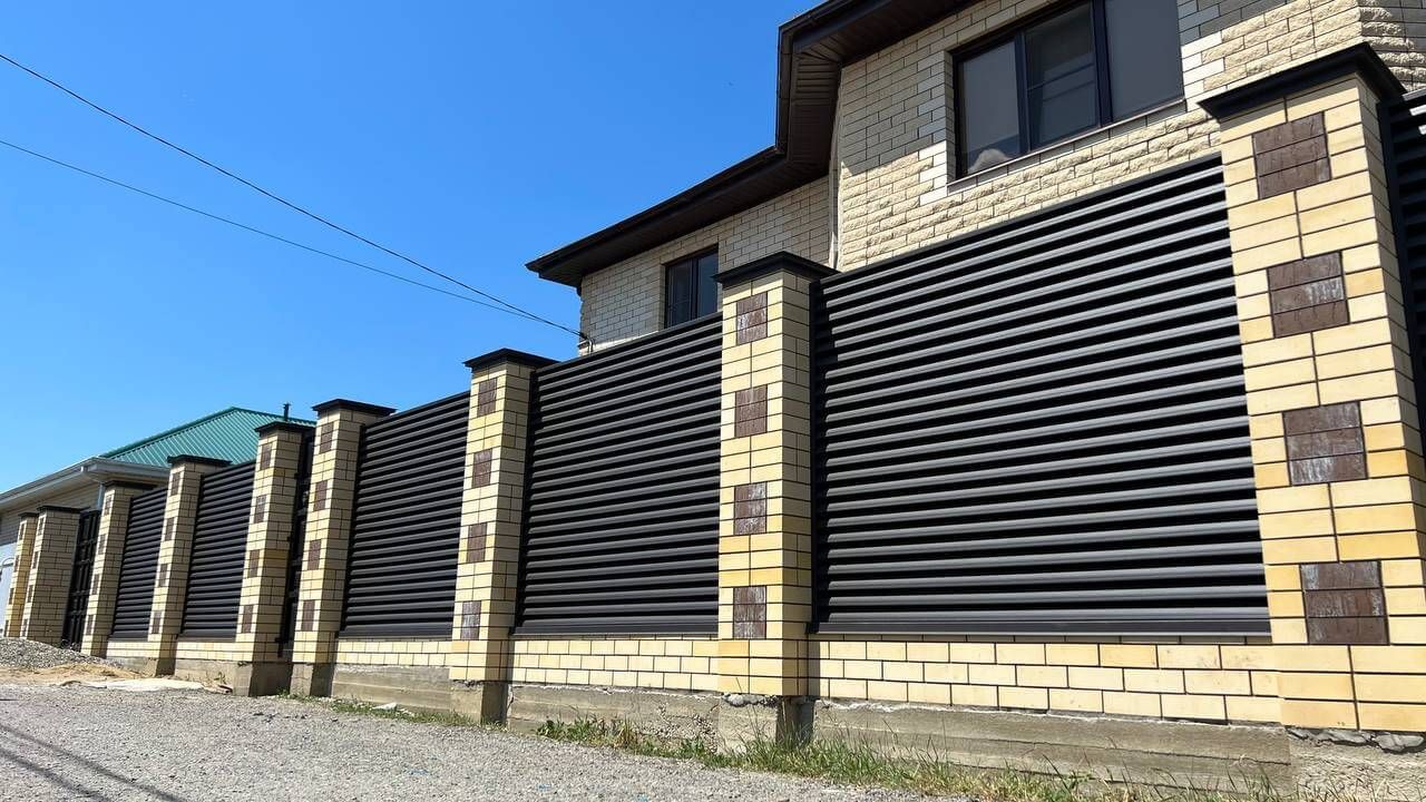 Забор-жалюзи 45м RAL8019 Темный Шоколад матовый в Джанкое
