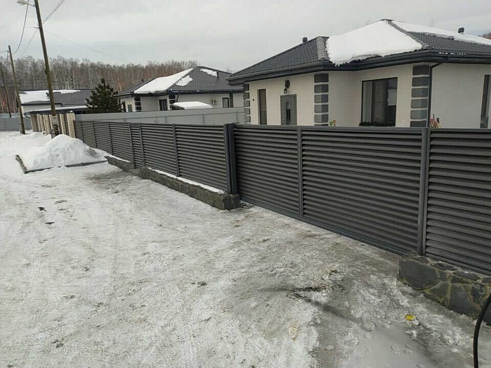 Забор-жалюзи с входной группой 26м RAL7024 Серый Графит МАТТЕ фото 1 в Джанкое