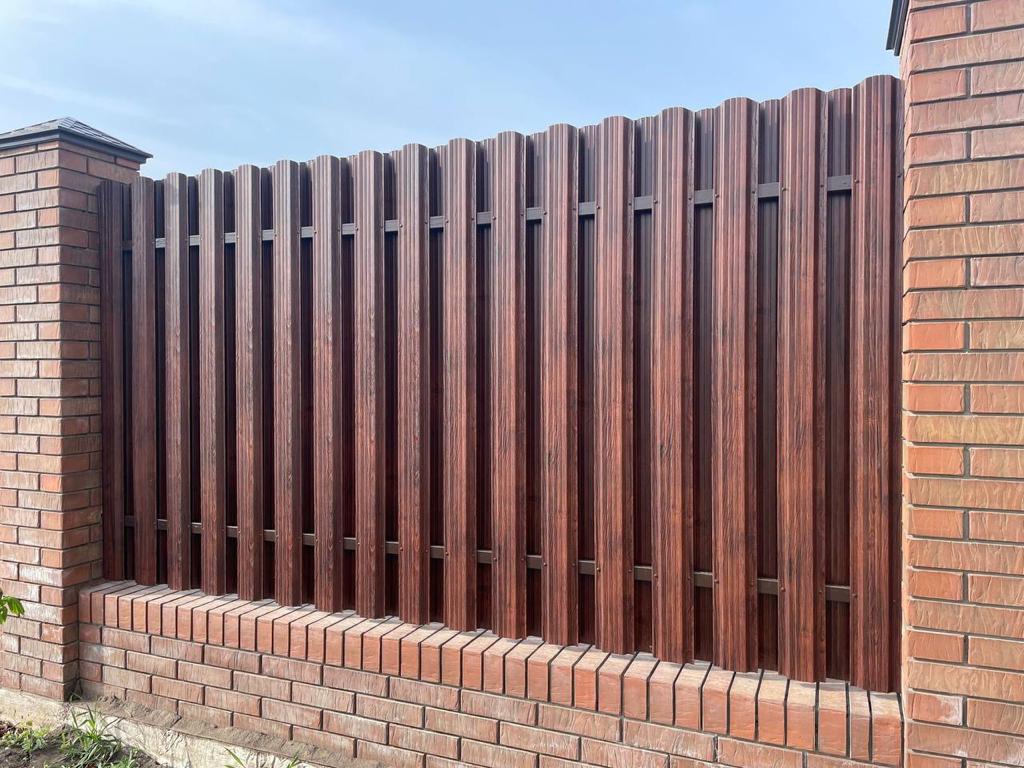 Забор из широкого штакетника 32м Античный Дуб SteelArt двухсторонний фото 3 в Джанкое
