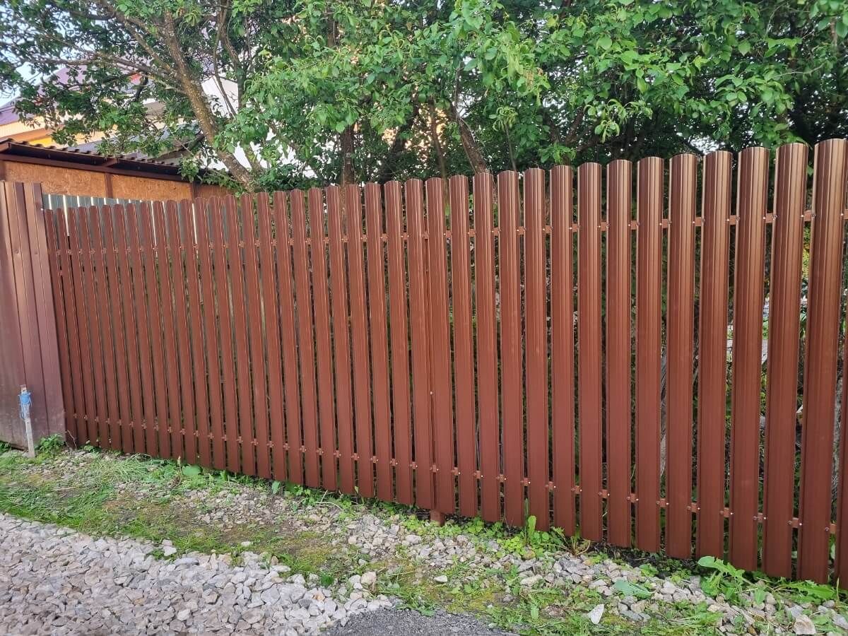 Забор из полукруглого штакетника 16м RAL8017/RAL8017 Шоколад 2-х сторонний в Джанкое