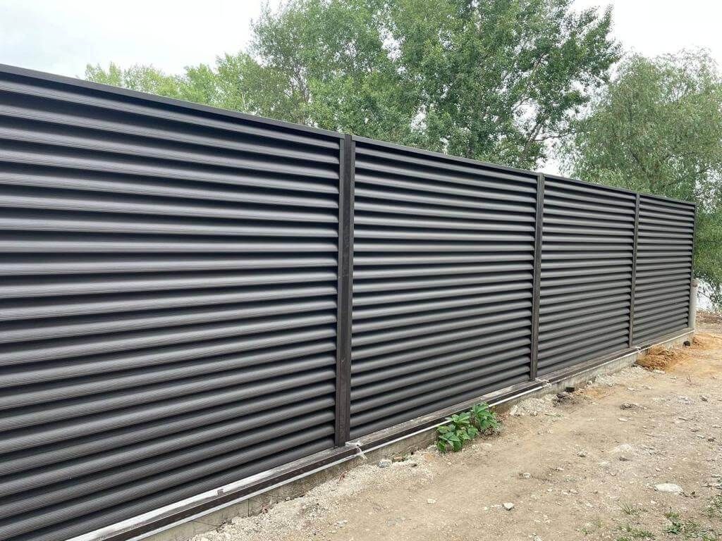 Забор-жалюзи с ламелями еврожалюзи 29м RAL8019/8019 Темный Шоколад МАТТЕ двухсторонний фото 2 в Джанкое