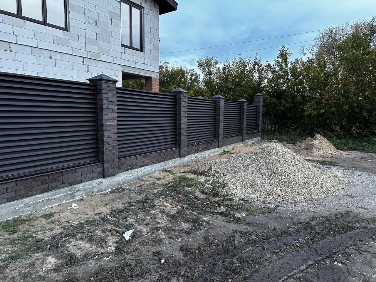 Забор из ламелей Еврожалюзи 38м RAL8019/8019 Темный Шоколад двусторонний MATTE фото 4 в Джанкое