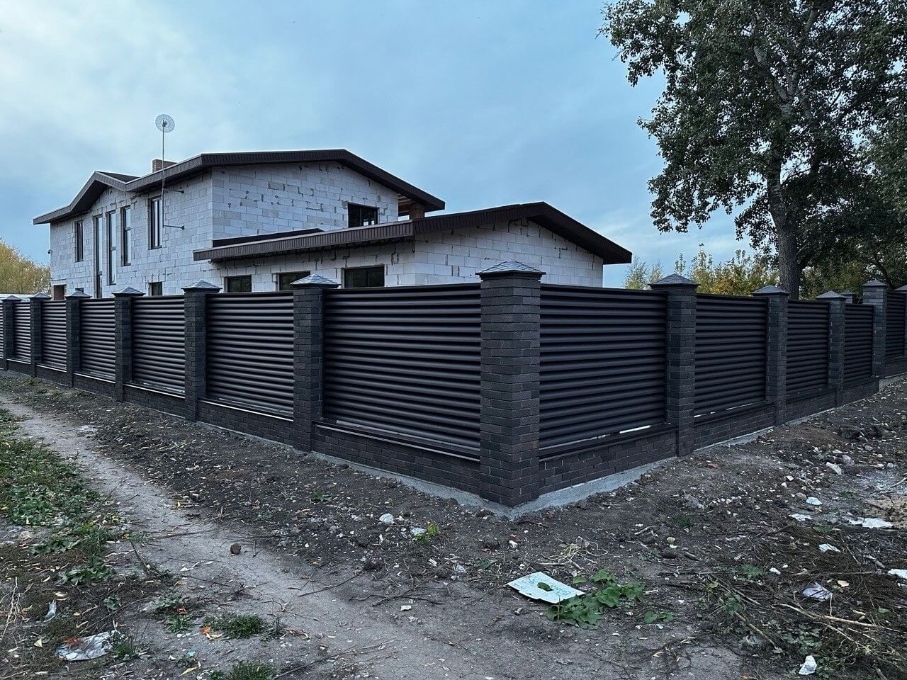 Забор из ламелей Еврожалюзи 38м RAL8019/8019 Темный Шоколад двусторонний MATTE фото 2 в Джанкое