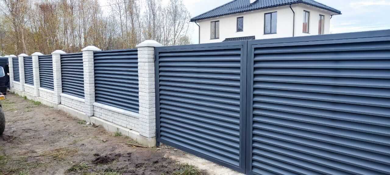 Забор-жалюзи из ламелей ЭКО-Z 32м RAL7024 Серый Графит МАТТЕ фото 5 в Джанкое