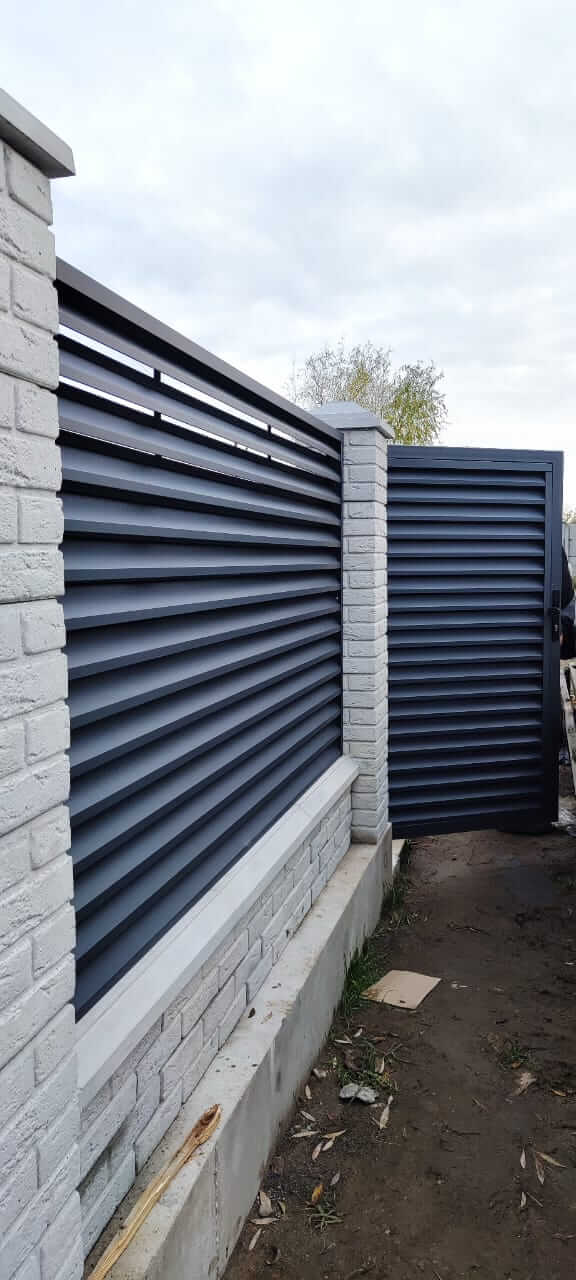 Забор-жалюзи из ламелей ЭКО-Z 32м RAL7024 Серый Графит МАТТЕ фото 4 в Джанкое
