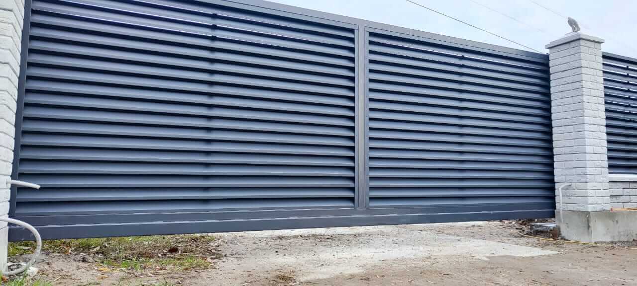 Забор-жалюзи из ламелей ЭКО-Z 32м RAL7024 Серый Графит МАТТЕ фото 3 в Джанкое