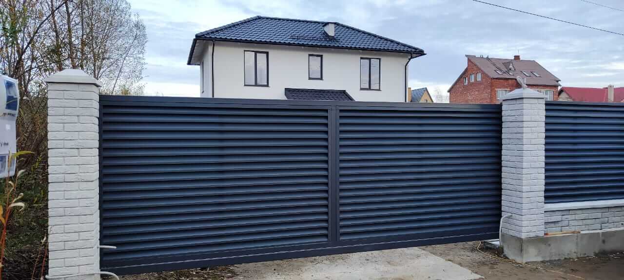Забор-жалюзи из ламелей ЭКО-Z 32м RAL7024 Серый Графит МАТТЕ фото 2 в Джанкое