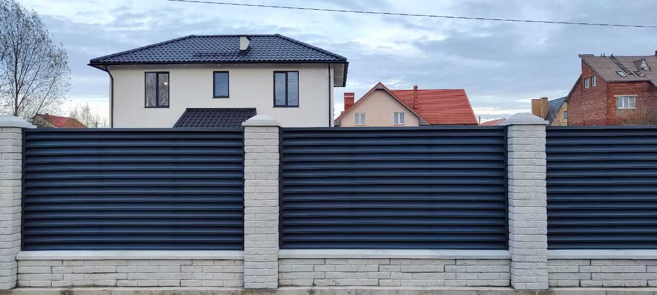 Забор-жалюзи из ламелей ЭКО-Z 32м RAL7024 Серый Графит МАТТЕ в Джанкое
