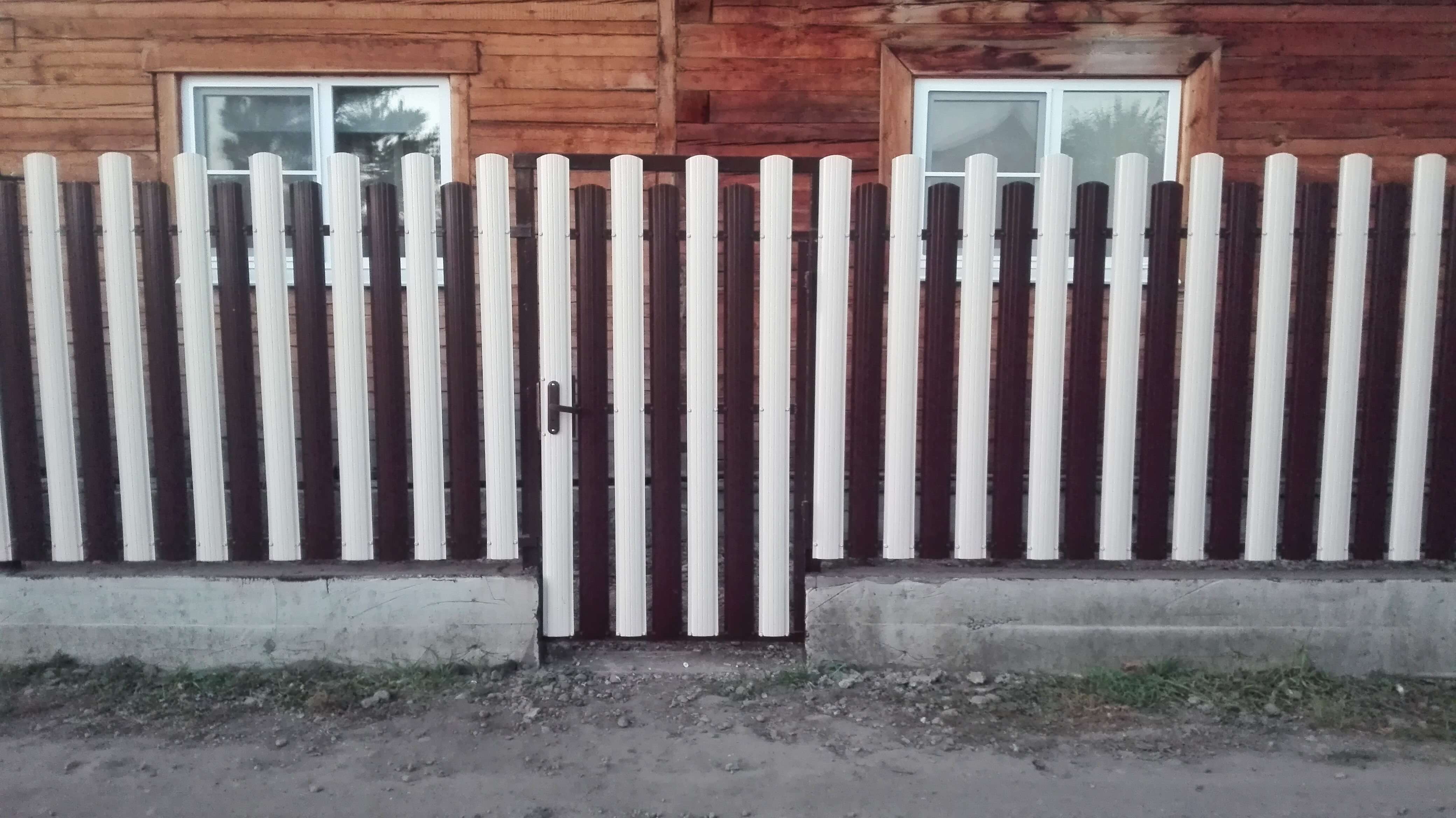 Двухцветный забор из евроштакетника 14м RAL8017 Шоколад + RAL9003 Белый в Джанкое