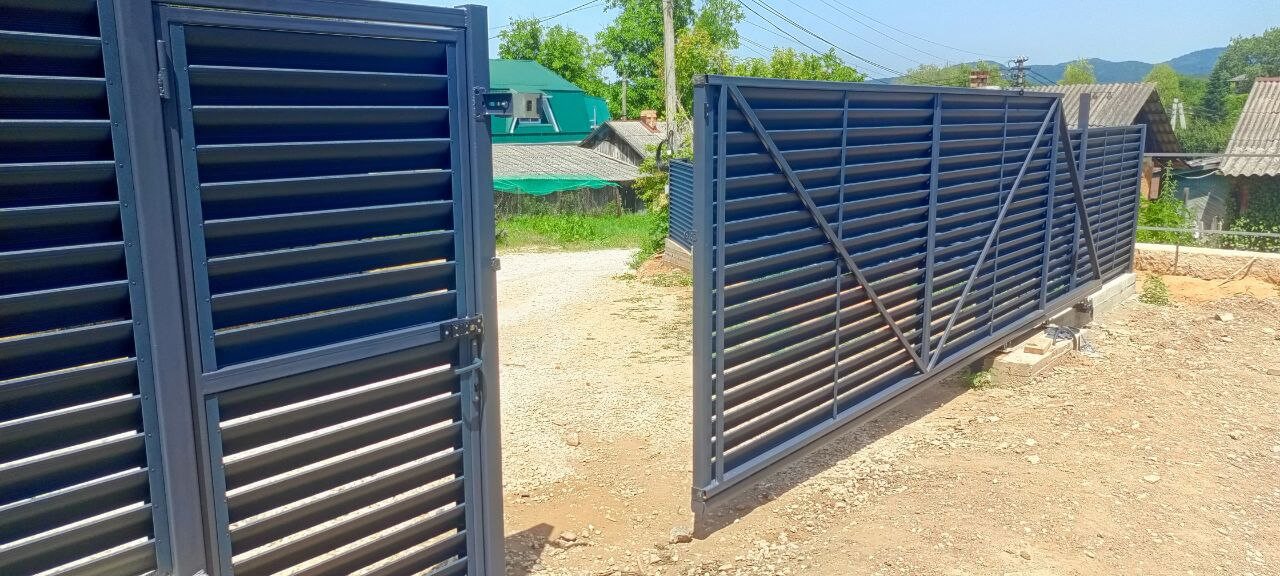 Забор-жалюзи из ламелей Еврожалюзи 53м RAL7024 Серый Графит МАТТЕ фото 16 в Джанкое