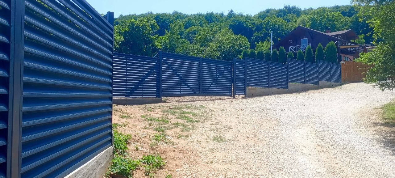 Забор-жалюзи из ламелей Еврожалюзи 53м RAL7024 Серый Графит МАТТЕ фото 8 в Джанкое