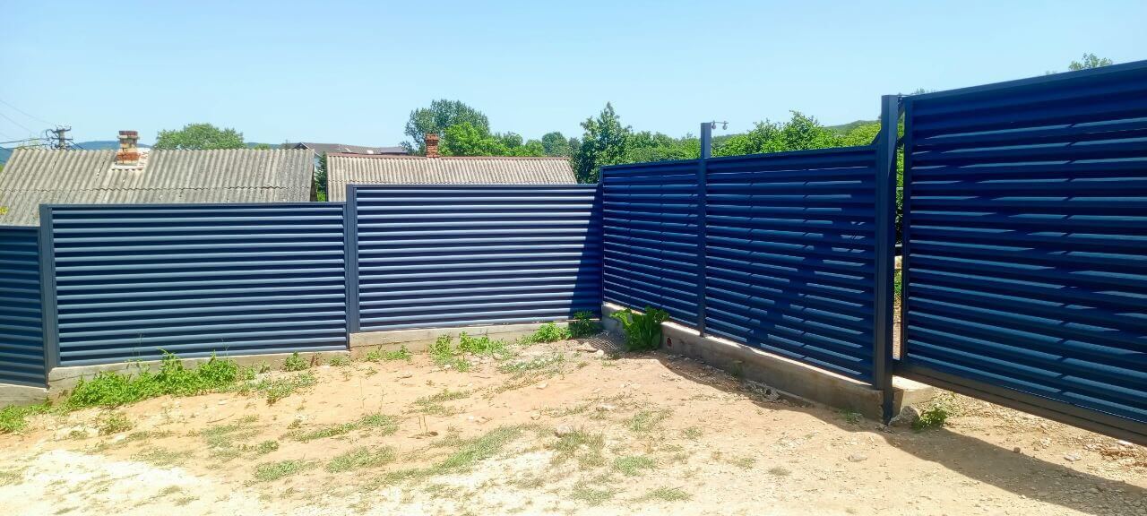 Забор-жалюзи из ламелей Еврожалюзи 53м RAL7024 Серый Графит МАТТЕ фото 4 в Джанкое