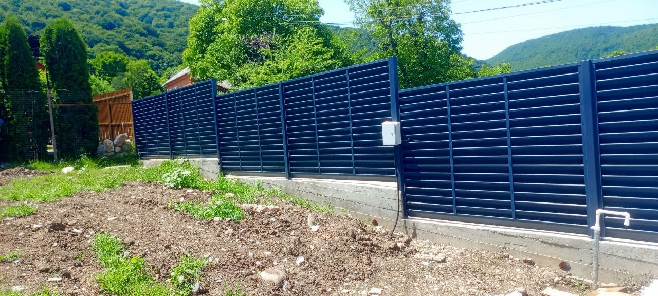 Забор-жалюзи из ламелей Еврожалюзи 53м RAL7024 Серый Графит МАТТЕ фото 3 в Джанкое