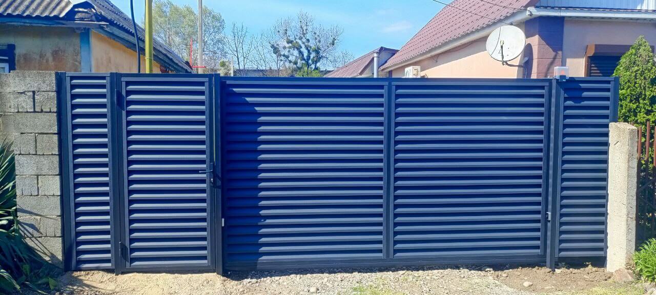 Забор-жалюзи из ламелей Еврожалюзи 53м RAL7024 Серый Графит МАТТЕ фото 1 в Джанкое