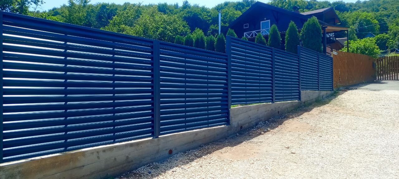 Забор-жалюзи из ламелей Еврожалюзи 53м RAL7024 Серый Графит МАТТЕ фото 12 в Джанкое