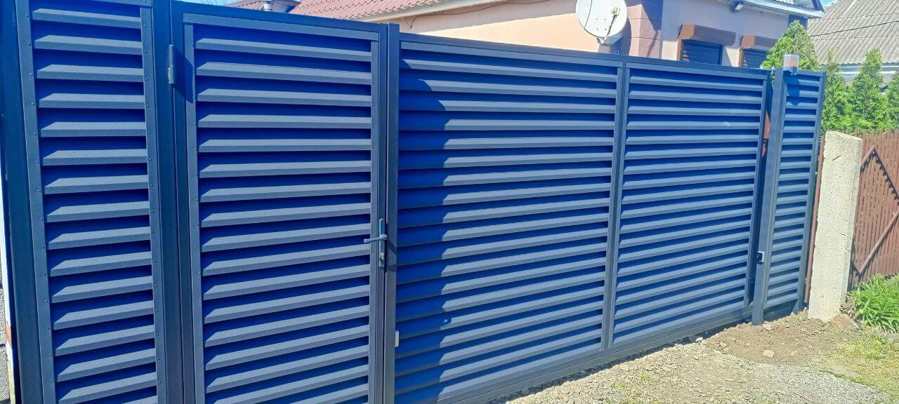 Забор-жалюзи из ламелей Еврожалюзи 53м RAL7024 Серый Графит МАТТЕ фото 10 в Джанкое