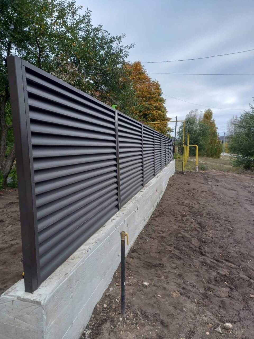 Забор из ламелей еврожалюзи 34м RAL8019/8019 Темный Шоколад двусторонний МАТТЕ фото 3 в Джанкое