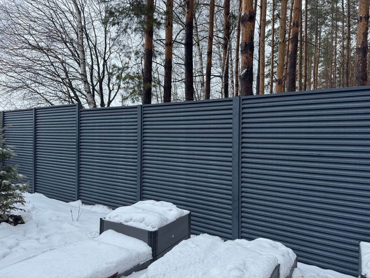 Забор-жалюзи из ламелей ЭКО-Z-US 54м RAL7024/7024 Серый Графит двусторонний МАТТЕ фото 3 в Джанкое