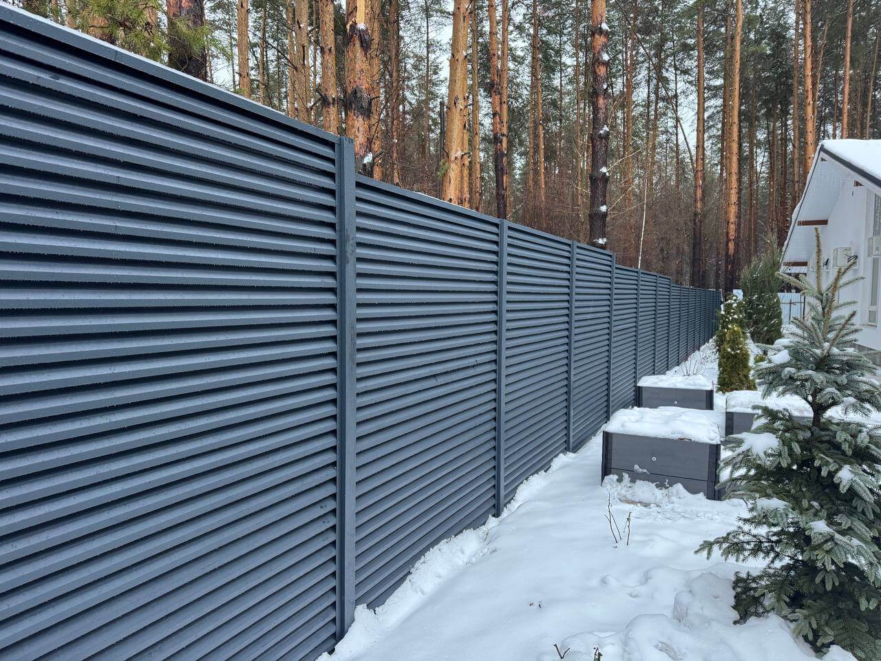 Забор-жалюзи из ламелей ЭКО-Z-US 54м RAL7024/7024 Серый Графит двусторонний МАТТЕ в Джанкое