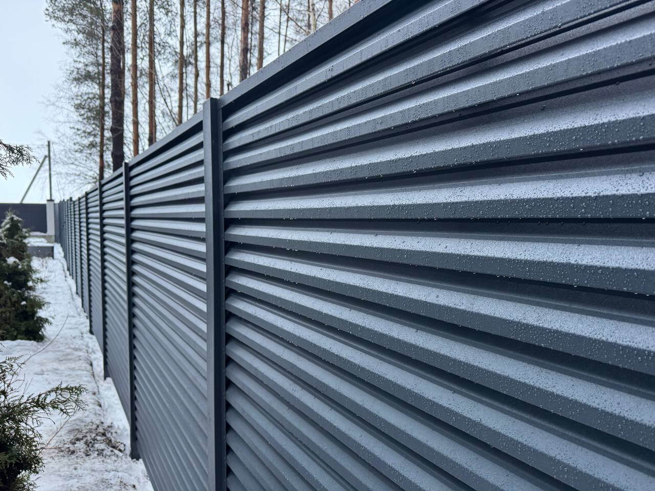 Забор-жалюзи из ламелей ЭКО-Z-US 54м RAL7024/7024 Серый Графит двусторонний МАТТЕ фото 2 в Джанкое