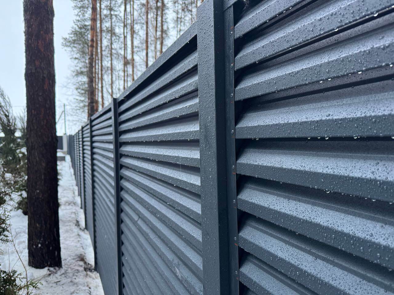 Забор-жалюзи из ламелей ЭКО-Z-US 54м RAL7024/7024 Серый Графит двусторонний МАТТЕ фото 1 в Джанкое