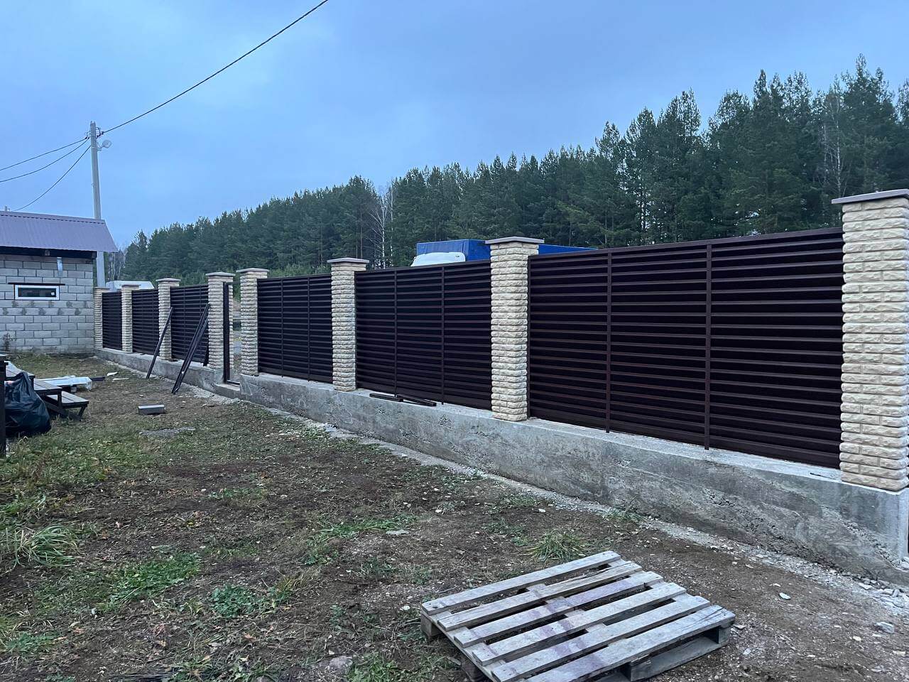Забор-жалюзи из ламелей ЭКО-Z 18м RAL8017/8017 Шоколад двусторонний фото 3 в Джанкое