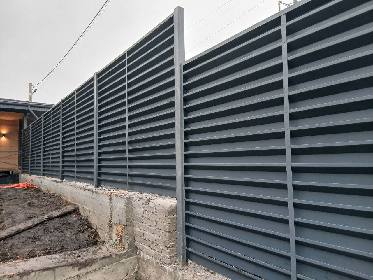 Забор-жалюзи из ламелей Хай-Тек 37м RAL7024/7024 Серый Графит двусторонний МАТТЕ фото 6 в Джанкое