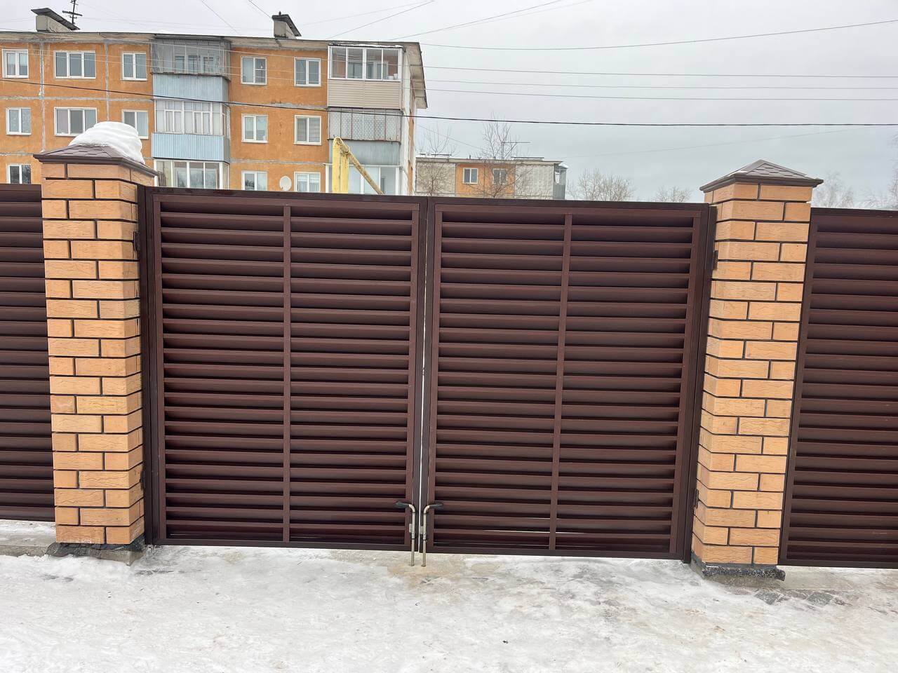 Забор-жалюзи из ламелей ЭКО-Z 87м RAL8017/8017 Шоколад двусторонний МАТТЕ фото 9 в Джанкое