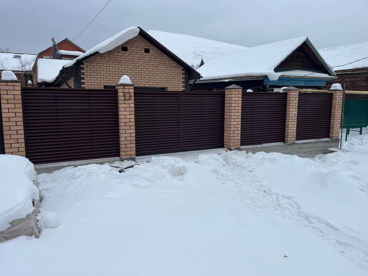 Забор-жалюзи из ламелей ЭКО-Z 87м RAL8017/8017 Шоколад двусторонний МАТТЕ фото 3 в Джанкое