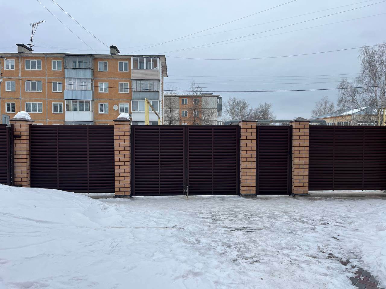 Забор-жалюзи из ламелей ЭКО-Z 87м RAL8017/8017 Шоколад двусторонний МАТТЕ фото 1 в Джанкое