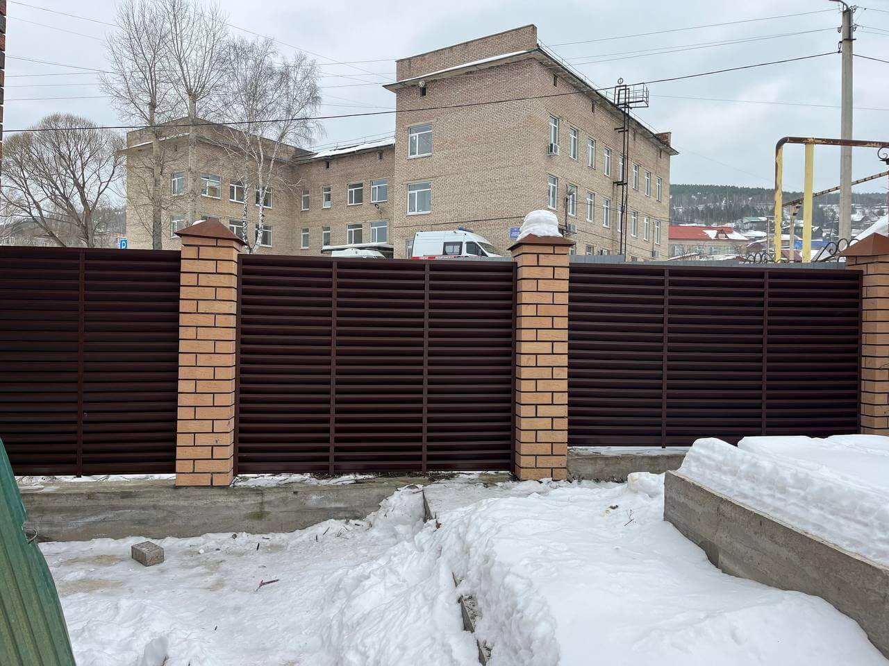 Забор-жалюзи из ламелей ЭКО-Z 87м RAL8017/8017 Шоколад двусторонний МАТТЕ фото 16 в Джанкое