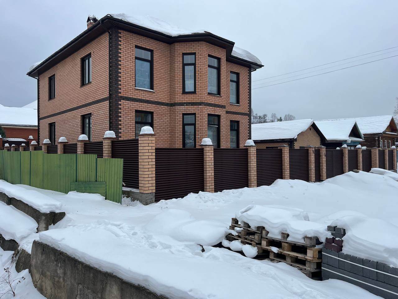Забор-жалюзи из ламелей ЭКО-Z 87м RAL8017/8017 Шоколад двусторонний МАТТЕ фото 12 в Джанкое