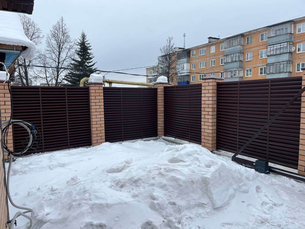 Забор-жалюзи из ламелей ЭКО-Z 87м RAL8017/8017 Шоколад двусторонний МАТТЕ фото 11 в Джанкое