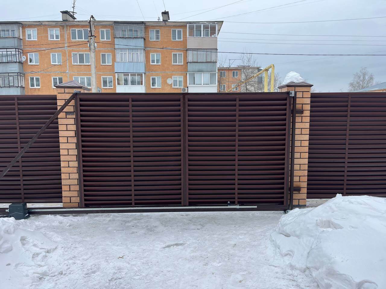 Забор-жалюзи из ламелей ЭКО-Z 87м RAL8017/8017 Шоколад двусторонний МАТТЕ фото 10 в Джанкое