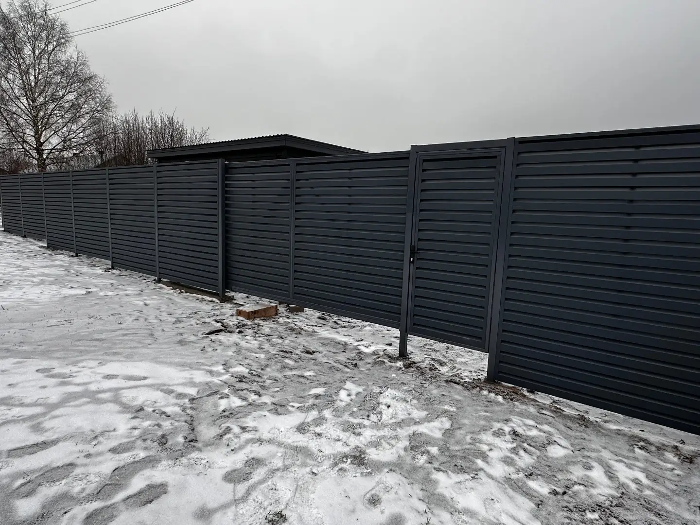 Забор-жалюзи из ламелей Хай-Тек 20м RAL7024/7024 Серый Графит двусторонний МАТТЕ фото 4 в Джанкое